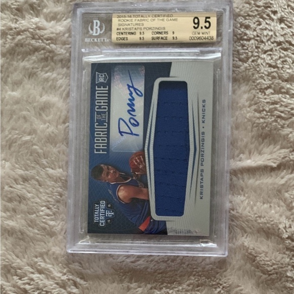 2015-16 KRISTAPS PORZINGIS TOTALLY CERTIFIED AUTOGRAPH ROOKIE GRADED PANINI CARD